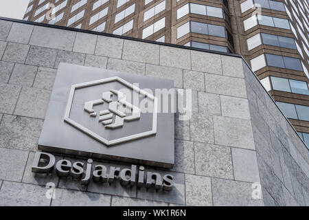 Montreal, CA - 3. September 2019: Logo des Mouvement des Caisses Desjardins auf der Fassade der Complexe Desjardins Gebäude. Stockfoto