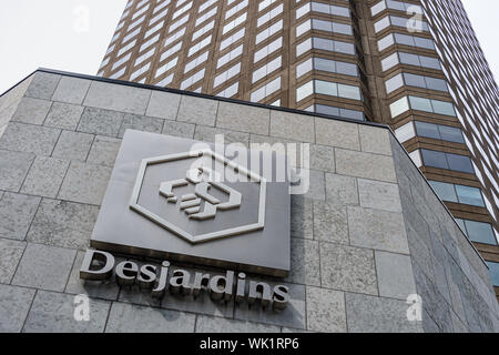 Montreal, CA - 3. September 2019: Logo des Mouvement des Caisses Desjardins auf der Fassade der Complexe Desjardins Gebäude. Stockfoto