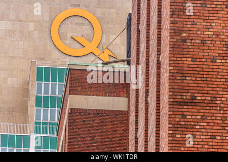 Montreal, CA - 3. September 2019: Logo der Hydro Quebec auf zentrale Gebäude Stockfoto