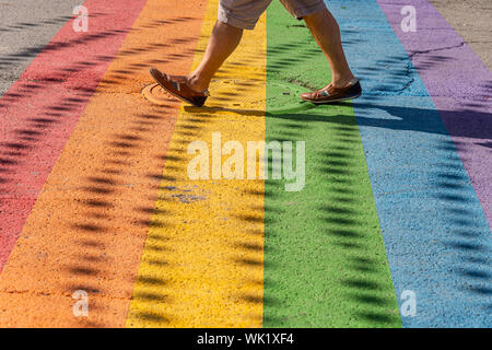 Montreal, Kanada - 03 September 2019: Mann zu Fuß auf Gay rainbow Zebrastreifen in Montreal Gay Village Stockfoto