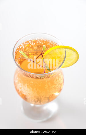 Cocktail oder mocktail garniert mit Rote Bete microgreens und Kalk Slice auf weißen isolieren Stockfoto