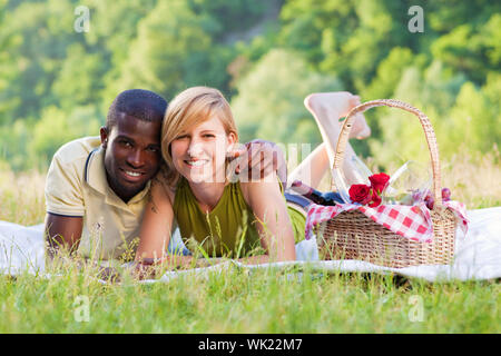 Porträt des jungen multiethnischen paar Picknick im park Stockfoto