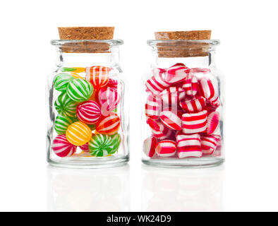 zwei gefüllte Bonbons Gläsern isoliert auf weißem Hintergrund Stockfoto