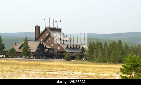 WEST Yellowstone, USA - August, 11, 2017: Blick auf den historischen Yellowstone Inn in der Nähe von Old Faithful Stockfoto