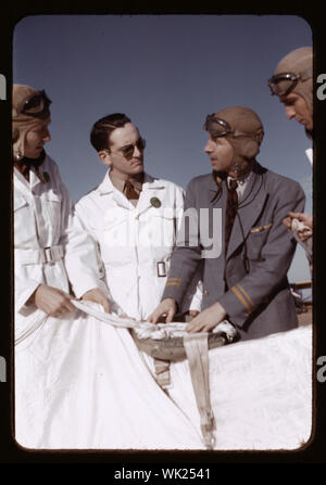 Lehrer, die den Betrieb eines Fallschirms, Flugschüler, Meacham Field, Fort Worth, Texas zu erklären Stockfoto