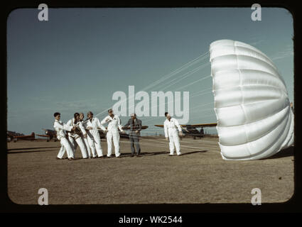 Lehrer, die den Betrieb eines Fallschirms, Flugschüler, Meacham Field, Fort Worth, Texas zu erklären Stockfoto