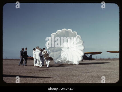 Lehrer, die den Betrieb eines Fallschirms, Flugschüler, Meacham Field, Fort Worth, Texas zu erklären Stockfoto