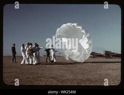 Lehrer, die den Betrieb eines Fallschirms, Flugschüler, Meacham Field, Fort Worth, Texas zu erklären Stockfoto