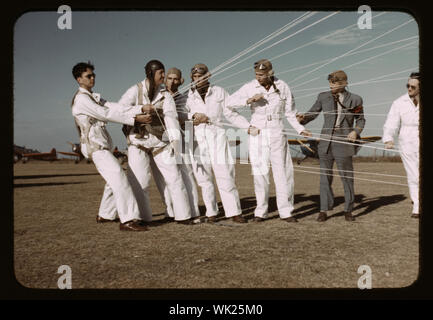 Lehrer, Schüler, Meacham Field, Fort Worth, Texas zu erklären, den Betrieb des Fallschirms Stockfoto