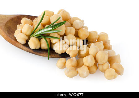 Kichererbsen über Kochlöffel auf weißem Hintergrund. Stockfoto