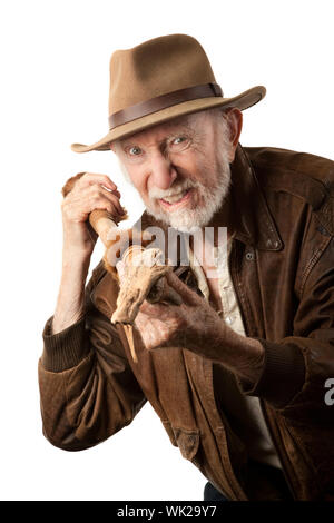 Abenteurer oder Archäologe in braune Lederjacke mit Abcient Waffe verteidigen Stockfoto