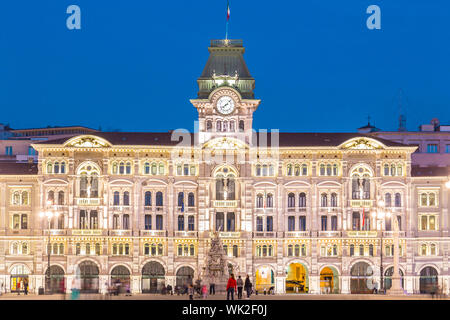 Das Rathaus, den Palazzo del Municipio, ist der dominierende Gebäude auf Triest Hauptplatz Piazza Unita d'Italia. Triest, Italien, Europa. Illumina Stockfoto