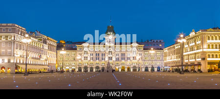 Das Rathaus, den Palazzo del Municipio, ist der dominierende Gebäude auf Triest Hauptplatz Piazza Unita d'Italia. Triest, Italien, Europa. Illumina Stockfoto