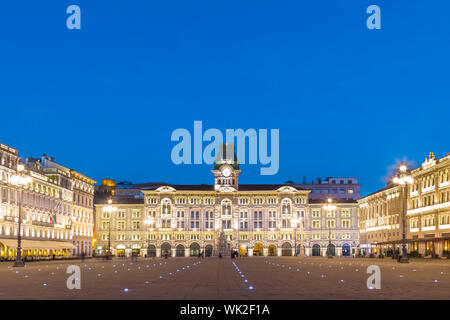 Das Rathaus, den Palazzo del Municipio, ist der dominierende Gebäude auf Triest Hauptplatz Piazza Unita d'Italia. Triest, Italien, Europa. Illumina Stockfoto