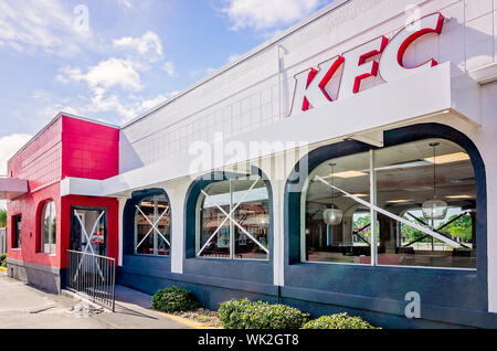 Die Fenster sind mit Klebeband Hurrikan Schäden an einem Kentucky Fried Chicken Restaurant, Sept. 2, 2019, in St. Augustine, Florida zu verhindern. Stockfoto