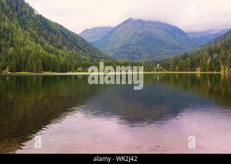 Österreich Alpen Landschaft Panorama mit Berg See im Morgennebel mit schönen Reflexion, Etrachsee in Niederen Tauern in der Nähe von Schladming Dachstein Stockfoto