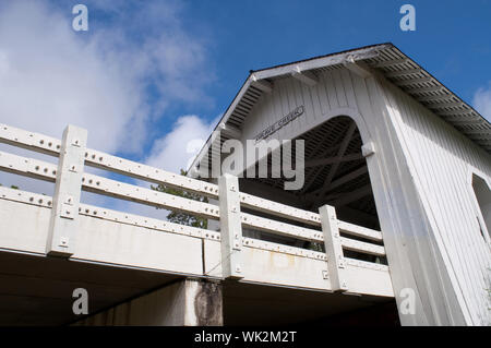 Straße entsteht aus Grab Creek Covered Bridge Stockfoto