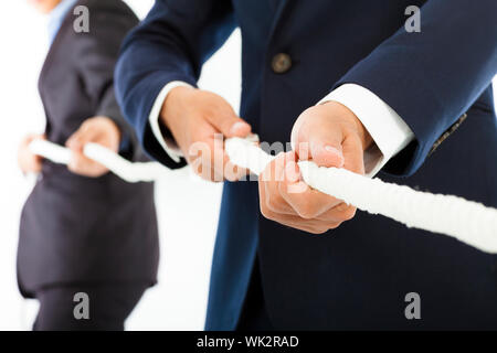 Zwei Unternehmer arbeiten zusammen und spielen Tauziehen Stockfoto