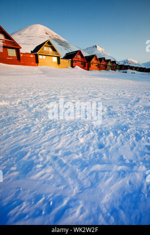 Sonnenuntergang über Longyearbyen, Norwegen, die meisten nördlichen Siedlung der Welt. Stockfoto