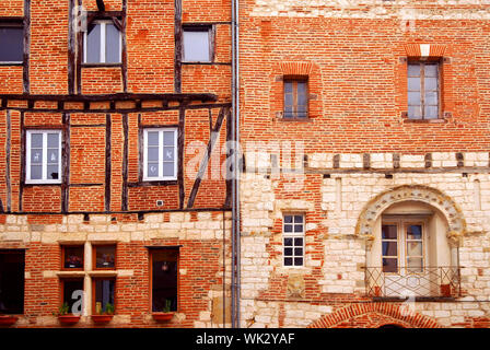 Fassaden aus Backstein, die mittelalterlichen Häuser in der Stadt Albi in Südfrankreich Stockfoto