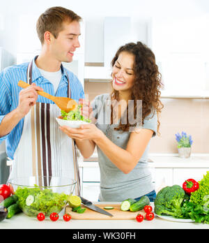 Glückliches Paar zusammen zu kochen. Eine Diät. Gesunde Ernährung Stockfoto