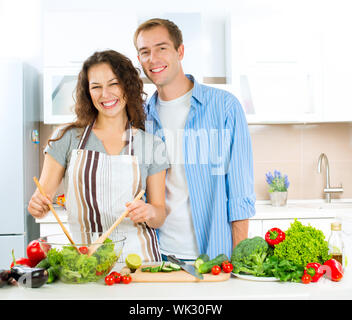 Glückliches Paar zusammen zu kochen. Eine Diät. Gesunde Ernährung Stockfoto