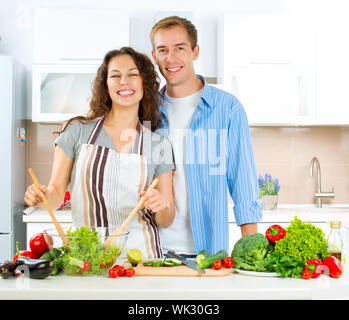 Glückliches Paar zusammen zu kochen. Eine Diät. Gesunde Ernährung Stockfoto