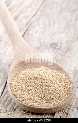 aktive Trockenhefe auf einem Holzlöffel Stockfoto