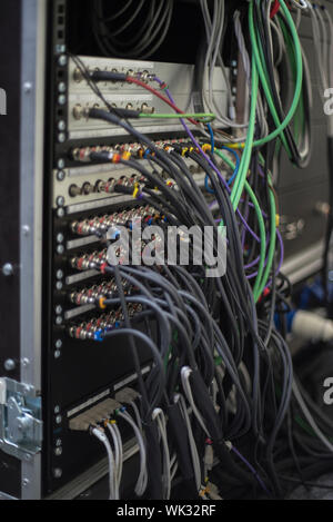 Elektrische Leitungen für Konzert Licht. Phase Vorbereitung Stockfoto