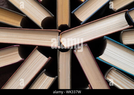 Alte und gebrauchte Hardcover Bücher Stockfoto
