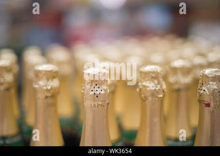 Viele Flaschen Champagner im Store. Stockfoto