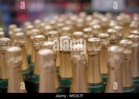 Viele Flaschen Champagner im Store. Stockfoto