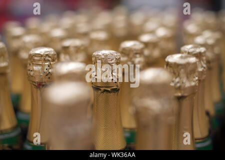 Viele Flaschen Champagner im Store. Stockfoto