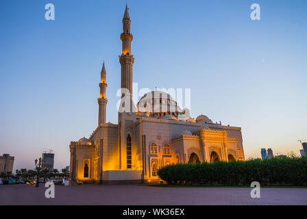 Al Noor Mosque in Sharjah in der Nacht. Vereinigte Arabische Emirate Stockfoto