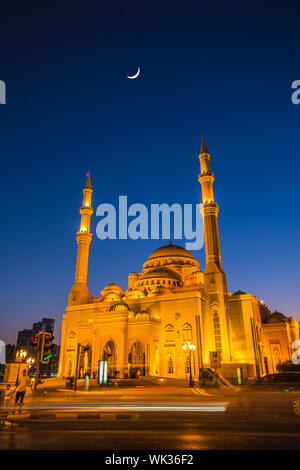 Al Noor Mosque in Sharjah in der Nacht. Vereinigte Arabische Emirate Stockfoto