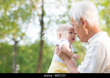 Asiatisch Chinesisch Großvater und Enkel Entspannung im freien Stockfoto