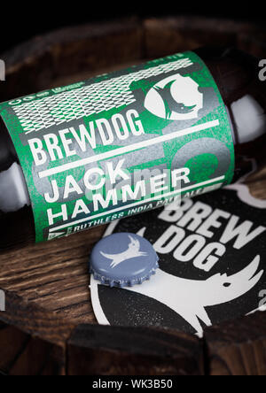 LONDON, Großbritannien - 10 August 2018: Brewdog Jack Hammer Bierdeckel mit Flaschenverschluss und Flasche auf Holz Fass. Stockfoto