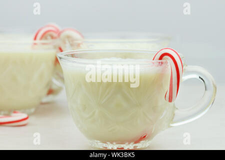 Leckere Eierlikör mit Mini Zuckerstangen. Flachen DOF mit selektiven Fokus auf Cup im Vordergrund. Stockfoto