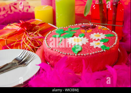 Rosa Geburtstagstorte mit Blumen und Schmetterlingen in Still Life Stockfoto