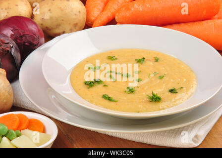 köstliche hausgemachte Gemüse-Püree in einem weißen Teller Stockfoto