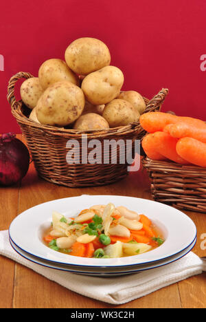 köstliche hausgemachte Gemüsesuppe in einem weißen Teller Stockfoto