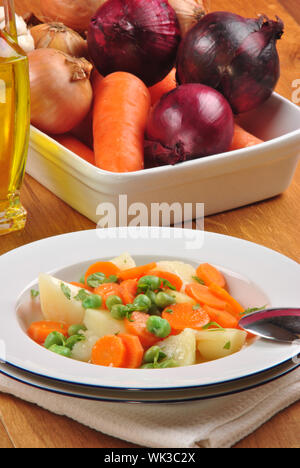 köstliche hausgemachte Gemüsesuppe in einem weißen Teller Stockfoto