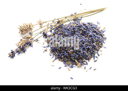 Kleinen Haufen von getrocknetem Lavendel Blüten und einige Stiele warten auf de werden Okulierten Stockfoto