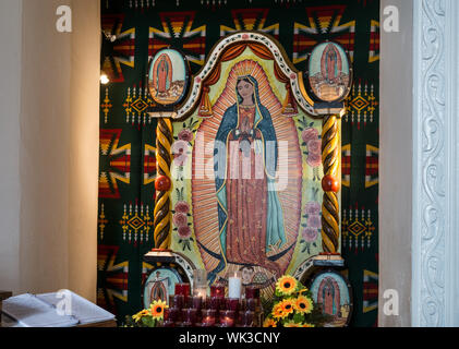 Innenansicht des San Ysleta Mission, im Jahre 1682 von den Mitgliedern der Tigua indischen Stamm, die in der Nähe von dem, was jetzt ist, Albuquerque, New Mexico gezwungen gewesen, ihre angestammte Heimat zu fliehen. In El Paso, Texas Stockfoto