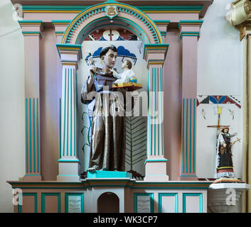 Innenansicht des San Ysleta Mission, im Jahre 1682 von den Mitgliedern der Tigua indischen Stamm, die in der Nähe von dem, was jetzt ist, Albuquerque, New Mexico gezwungen gewesen, ihre angestammte Heimat zu fliehen. Es ist die älteste Mission in Texas, laufen jetzt von der katholischen Diözese El Paso Stockfoto