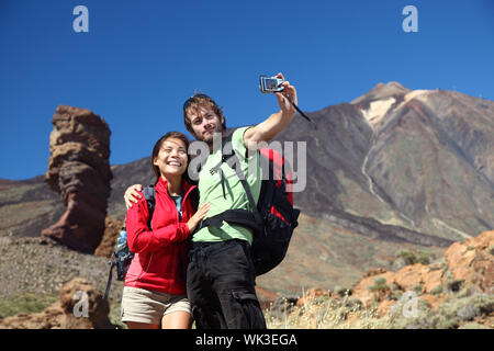 Paar unter Bild Spaß im Freien auf Urlaub auf Teneriffa, Kanarische Inseln. Der Vulkan Teide und den berühmten Garcia Rock im Hintergrund. Sie Stockfoto