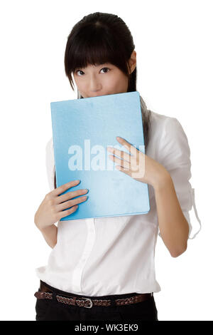 Jung und schüchtern Geschäftsfrau setzen Dokument auf Gesicht. Stockfoto