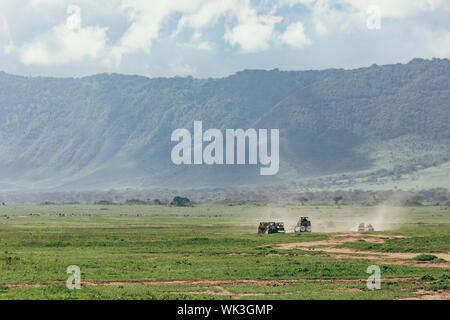 Jeeps im Hintergrund der Ngorongoro Krater zu sehen Stockfoto