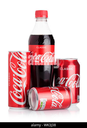 LONDON, Großbritannien - 10 August 2018: Flasche und Aluminiumdosen der Original Coca Cola Erfrischungsgetränke auf Weiß. Stockfoto