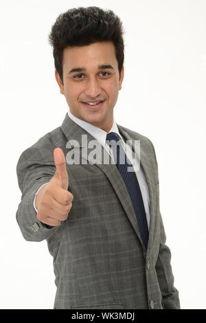 Indischer Geschäftsmann zeigt Daumen hoch Zeichen und lächelnd Stockfoto